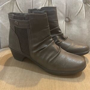 Women’s sz 8.5 Easy Street quality Gray ankle booties, side zip ruched top